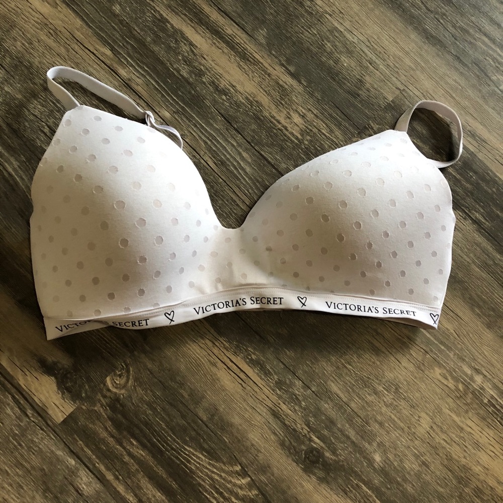 White polka dot wireless t shirt lightly lined 36D